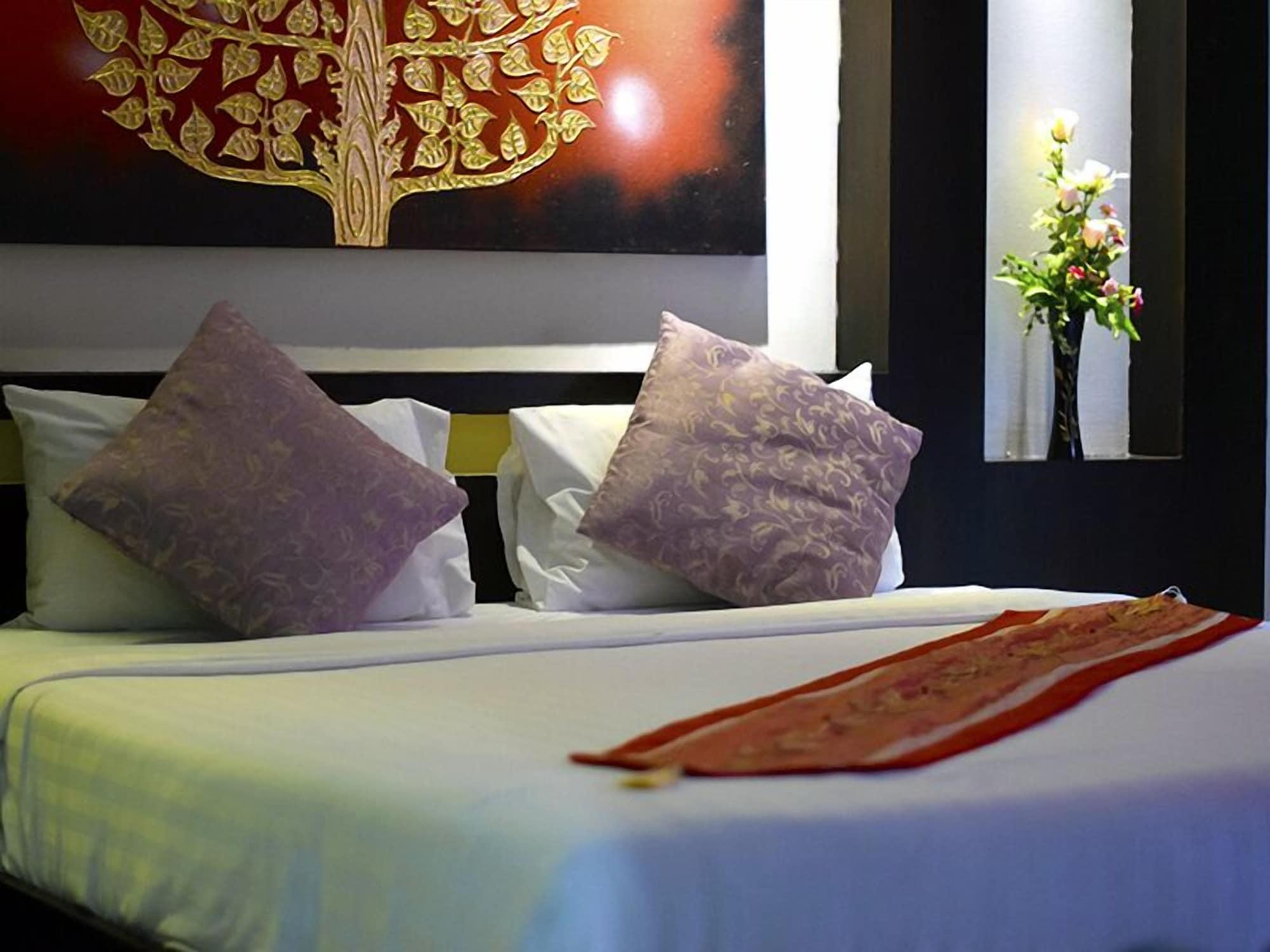 Zip Hotel & Restaurant Патая Екстериор снимка