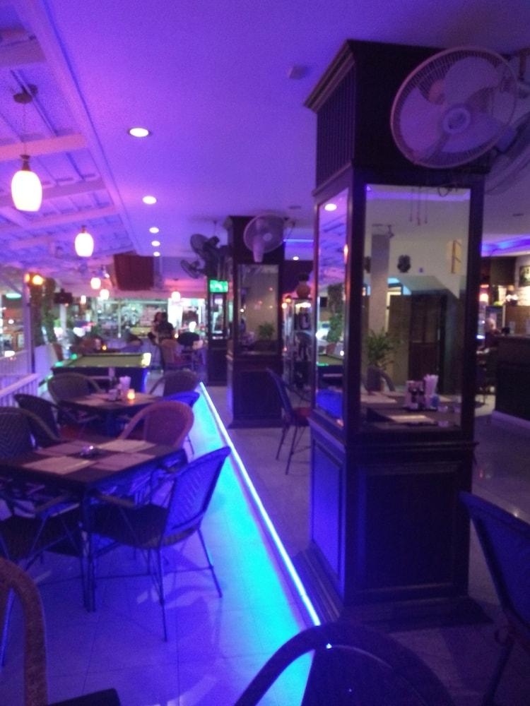 Zip Hotel & Restaurant Патая Екстериор снимка