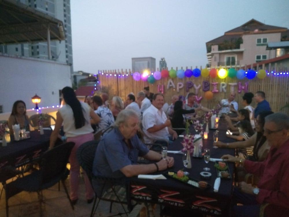 Zip Hotel & Restaurant Патая Екстериор снимка
