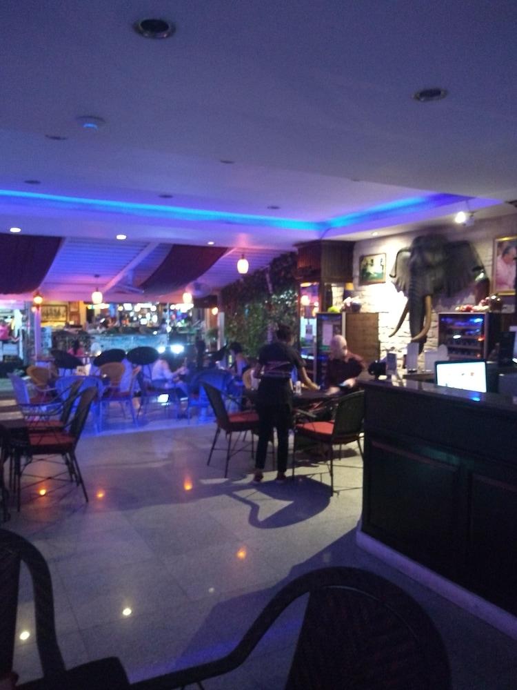 Zip Hotel & Restaurant Патая Екстериор снимка